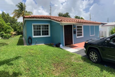 House in North Miami Beach, Florida 3 bedrooms, 146.79 sq.m. № 1319053 - photo 2