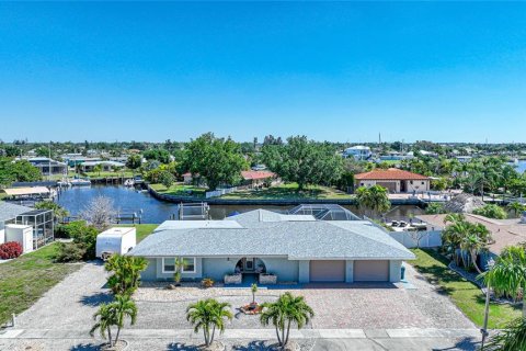 House in Port Charlotte, Florida 3 bedrooms, 232.63 sq.m. № 1110946 - photo 1