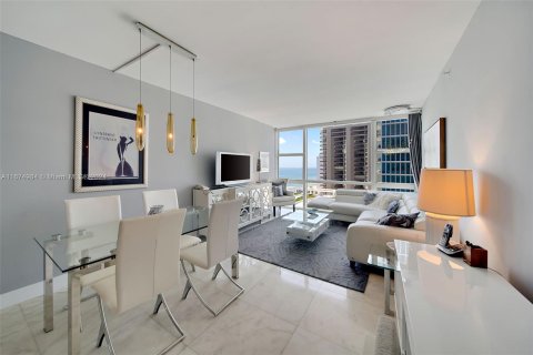 Condo in Miami Beach, Florida, 2 bedrooms  № 1413714 - photo 12