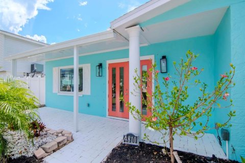 Casa en venta en Saint Petersburg, Florida, 3 dormitorios, 189.15 m2 № 1398823 - foto 1