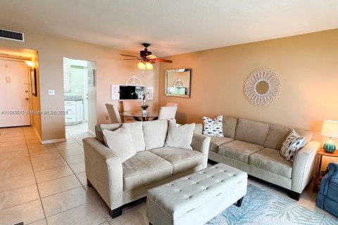 Condo in Aventura, Florida, 1 bedroom  № 1424063 - photo 3