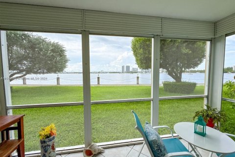 Condo in Aventura, Florida, 1 bedroom  № 1424063 - photo 1