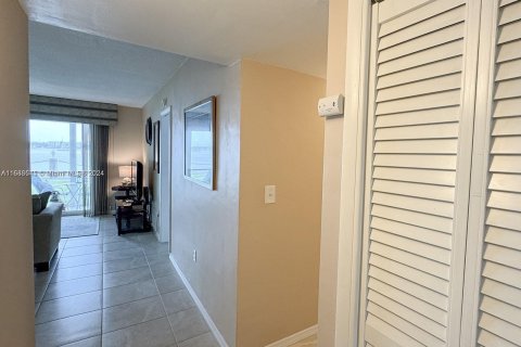 Condo in Aventura, Florida, 1 bedroom  № 1424063 - photo 7