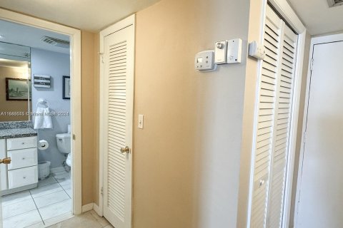 Condo in Aventura, Florida, 1 bedroom  № 1424063 - photo 12