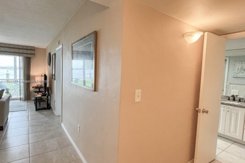 Condo in Aventura, Florida, 1 bedroom  № 1424063 - photo 14