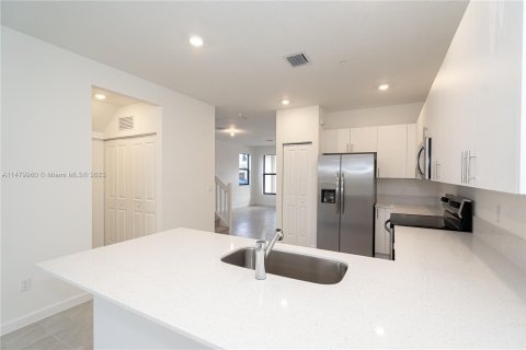 Townhouse in Pembroke Pines, Florida 4 bedrooms, 174.93 sq.m. № 818680 - photo 4