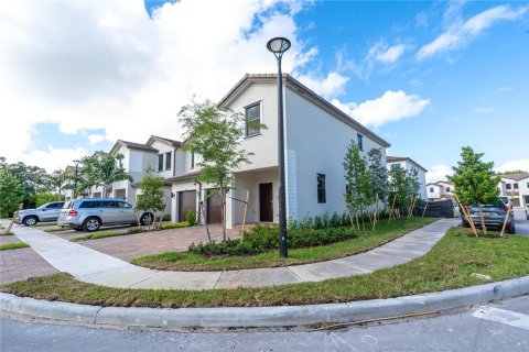 Townhouse in Pembroke Pines, Florida 4 bedrooms, 174.93 sq.m. № 818680 - photo 2