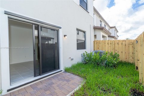 Townhouse in Pembroke Pines, Florida 4 bedrooms, 174.93 sq.m. № 818680 - photo 12
