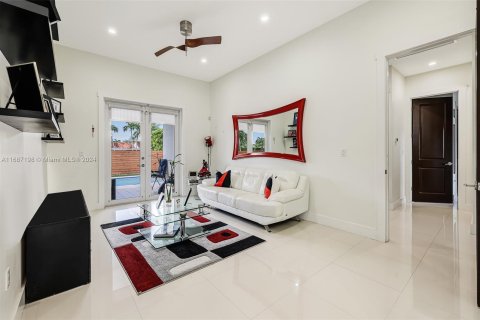 House in Miami, Florida 4 bedrooms, 216.37 sq.m. № 1428006 - photo 14