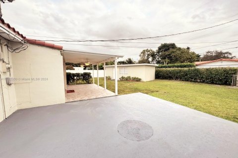 House in Miami Springs, Florida 3 bedrooms, 182 sq.m. № 1006630 - photo 25