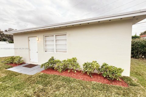 House in Miami Springs, Florida 3 bedrooms, 182 sq.m. № 1006630 - photo 27