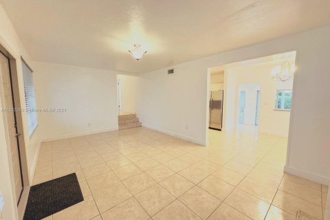 House in Miami Springs, Florida 3 bedrooms, 182 sq.m. № 1006630 - photo 10