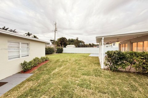 House in Miami Springs, Florida 3 bedrooms, 182 sq.m. № 1006630 - photo 23