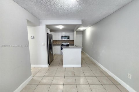 Condo in Deerfield Beach, Florida, 2 bedrooms  № 827423 - photo 8