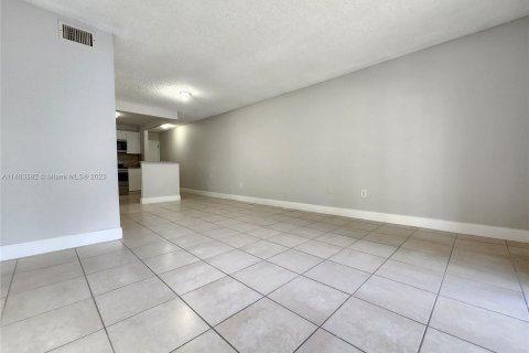 Condo in Deerfield Beach, Florida, 2 bedrooms  № 827423 - photo 11