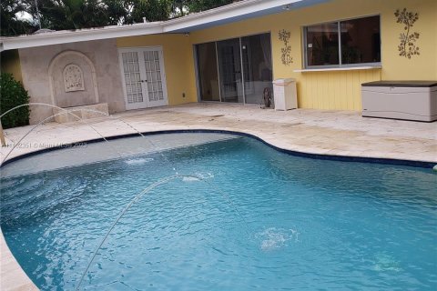 Villa ou maison à vendre à North Miami Beach, Floride: 4 chambres, 176.51 m2 № 747613 - photo 2