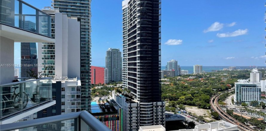 Estudio en el Condominio en Miami, Florida  № 1345044