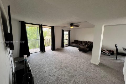 Condo in Lauderhill, Florida, 2 bedrooms  № 1327717 - photo 9