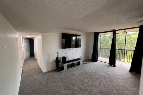 Condo in Lauderhill, Florida, 2 bedrooms  № 1327717 - photo 7