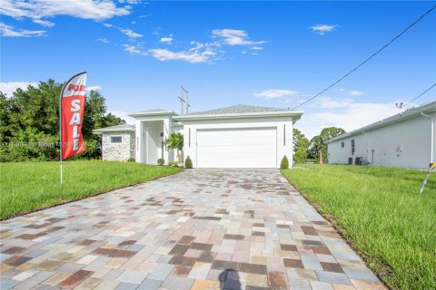 House in Lehigh Acres, Florida 3 bedrooms № 1410715 - photo 1