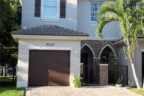 Townhouse in Cutler Bay, Florida 3 bedrooms, 131.55 sq.m. № 1406113 - photo 1