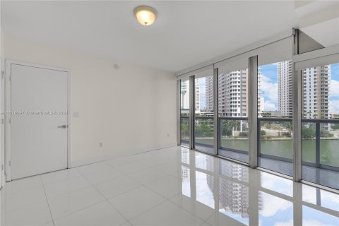 Condo in Miami, Florida, 2 bedrooms  № 1406196 - photo 7