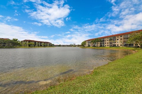 Copropriété à vendre à Pembroke Pines, Floride: 2 chambres, 110.74 m2 № 1154626 - photo 1