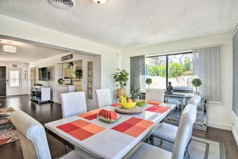 Casa en venta en Hollywood, Florida, 2 dormitorios, 180.42 m2 № 1235201 - foto 2
