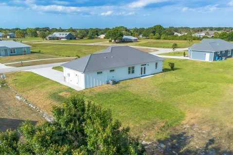 House in Okeechobee, Florida 4 bedrooms, 166.3 sq.m. № 1127834 - photo 1