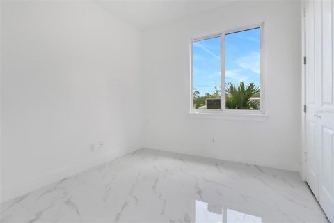 House in Cape Coral, Florida 4 bedrooms, 176.51 sq.m. № 1381277 - photo 12