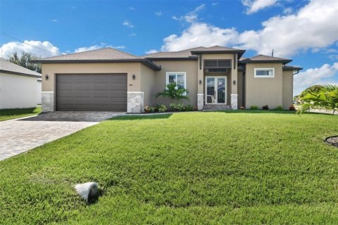 House in Cape Coral, Florida 4 bedrooms, 176.51 sq.m. № 1381277 - photo 2