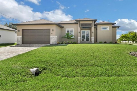 House in Cape Coral, Florida 4 bedrooms, 176.51 sq.m. № 1381277 - photo 1