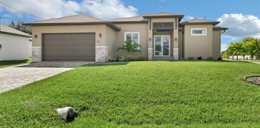 House in Cape Coral, Florida 4 bedrooms, 176.51 sq.m. № 1381277