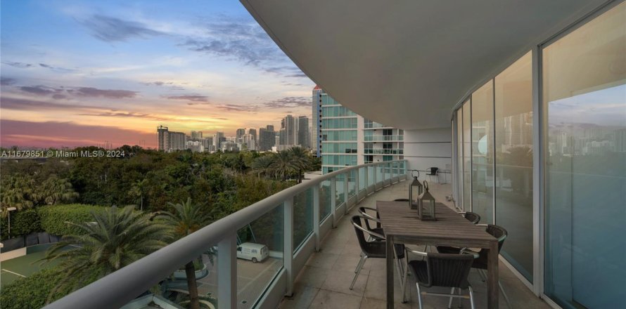 Condominio en Miami, Florida, 2 dormitorios  № 1409188