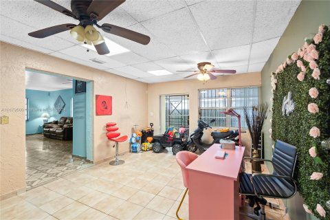 Casa en venta en Hialeah, Florida, 5 dormitorios, 210.14 m2 № 1409135 - foto 25