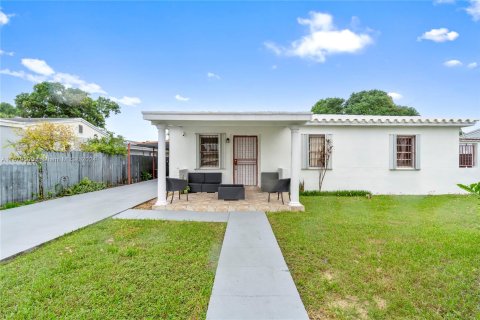 House in Hialeah, Florida 5 bedrooms, 210.14 sq.m. № 1409135 - photo 1