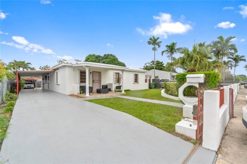 Villa ou maison à vendre à Hialeah, Floride: 5 chambres, 210.14 m2 № 1409135 - photo 3