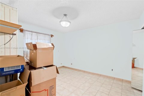 House in Hialeah, Florida 5 bedrooms, 210.14 sq.m. № 1409135 - photo 30