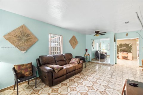 Villa ou maison à vendre à Hialeah, Floride: 5 chambres, 210.14 m2 № 1409135 - photo 21