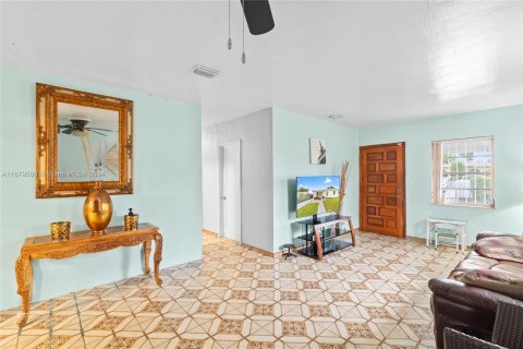 Casa en venta en Hialeah, Florida, 5 dormitorios, 210.14 m2 № 1409135 - foto 22