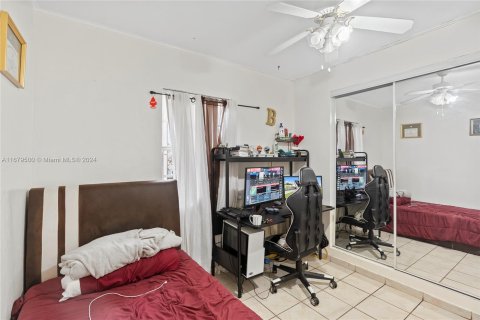 Casa en venta en Hialeah, Florida, 5 dormitorios, 210.14 m2 № 1409135 - foto 16