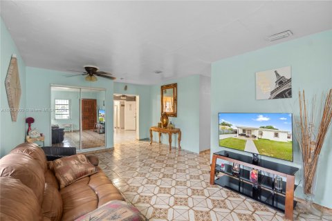 Villa ou maison à vendre à Hialeah, Floride: 5 chambres, 210.14 m2 № 1409135 - photo 20