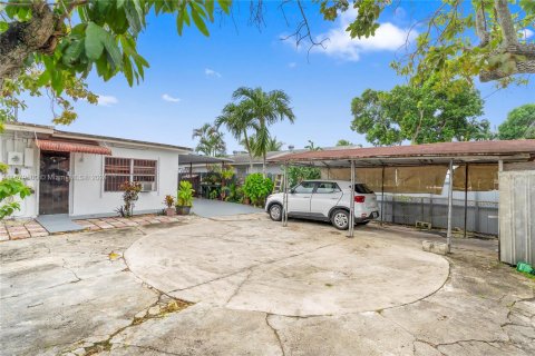 Casa en venta en Hialeah, Florida, 5 dormitorios, 210.14 m2 № 1409135 - foto 7