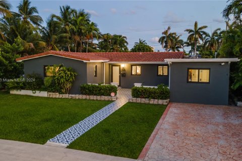 Villa ou maison à vendre à Hallandale Beach, Floride: 5 chambres, 199.46 m2 № 1178944 - photo 1