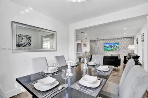 Casa en venta en Hallandale Beach, Florida, 5 dormitorios, 199.46 m2 № 1178944 - foto 28