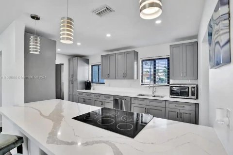 Casa en venta en Hallandale Beach, Florida, 5 dormitorios, 199.46 m2 № 1178944 - foto 24