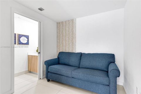 Condo in Miami, Florida, 1 bedroom  № 1398215 - photo 11