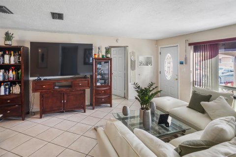 Villa ou maison à vendre à Miramar, Floride: 3 chambres, 104.42 m2 № 1174783 - photo 1
