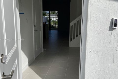Casa en venta en Miami Gardens, Florida, 4 dormitorios, 164.72 m2 № 975780 - foto 2