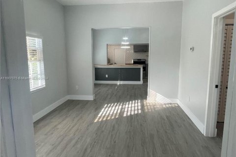 Immobilier commercial à vendre à Miami, Floride: 121.24 m2 № 1381716 - photo 6